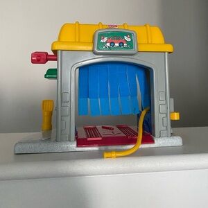 Fisher-Price Little People Road Trip Ready Garage Playset (car wash only)